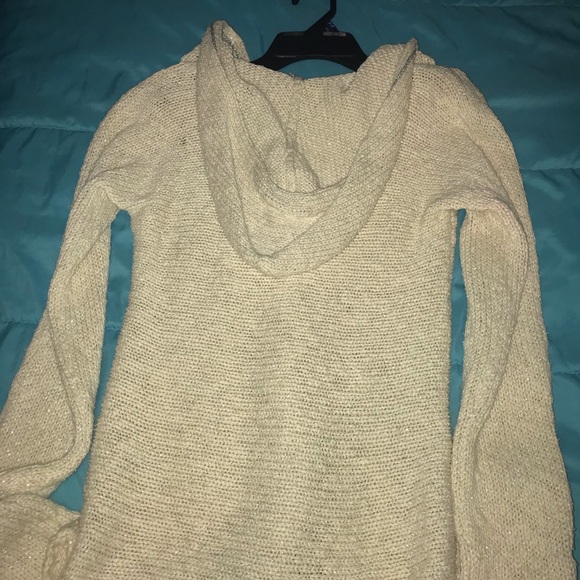 White thick sweaters - Picture 3 of 4